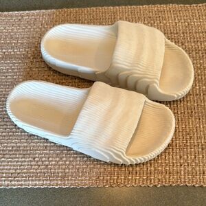 ADIDAS Adilette Slides Men’s Size 7 US